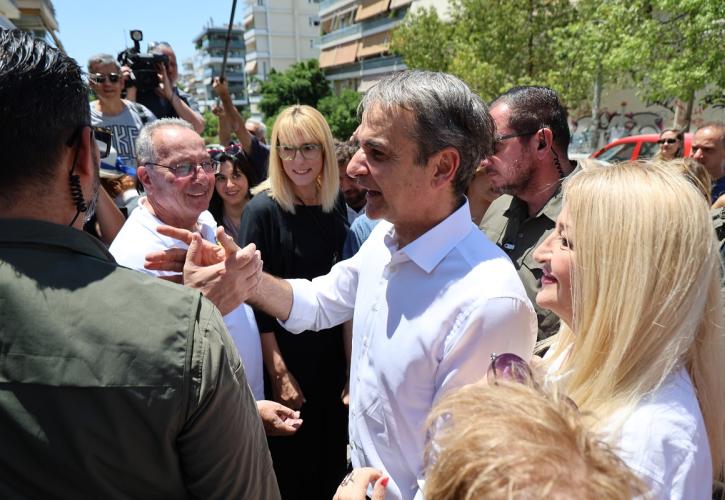 Στην αγορά της Νέας Σμύρνης ο Κυριάκος Μητσοτάκης