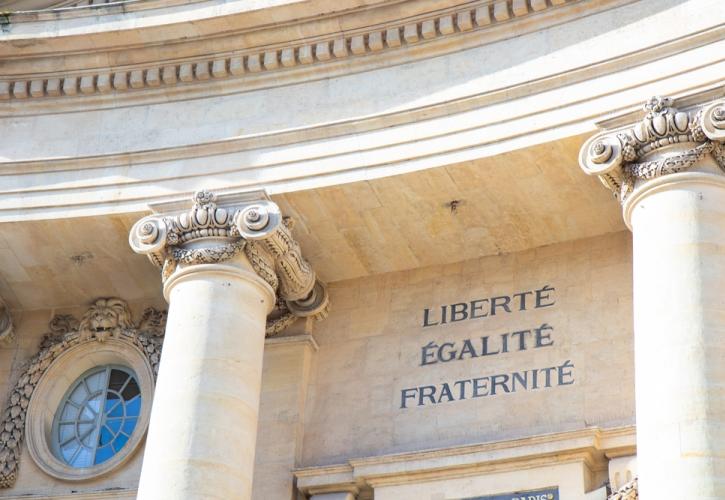 Η παράλυση στο Παρίσι αλλάζει τις ισορροπίες στην Ευρώπη