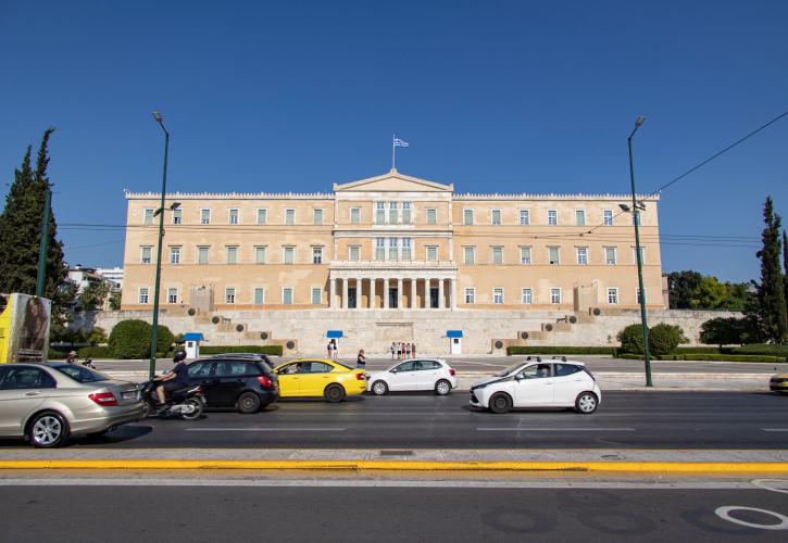 Στα €1.205 ο μέσος μισθός το 2025 - 200 ευρώ η «ψαλίδα» αντρών και γυναικών - Ελπίδα οι συλλογικές συμβάσεις