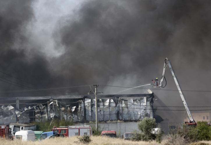 Δύο συλλήψεις για την πυρκαγιά και έκρηξη σε επιχείρηση στον Ασπρόπυργο
