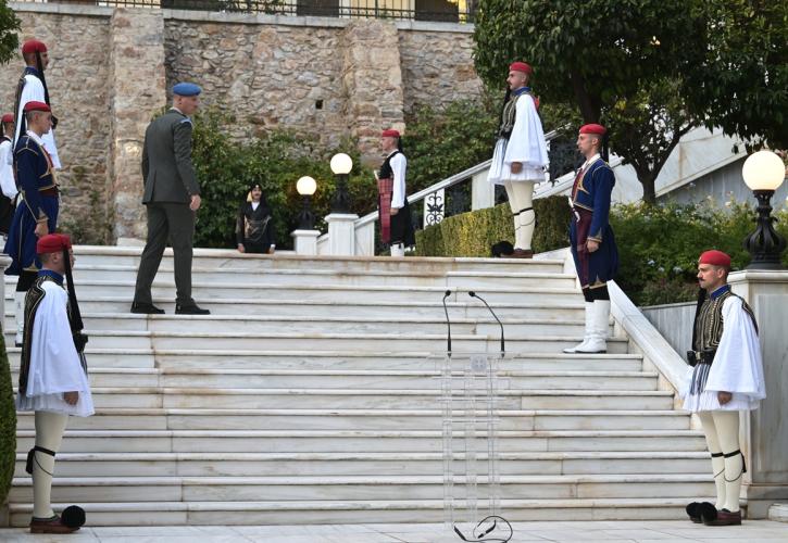 Το αποψινό μενού στο Προεδρικό Μέγαρο - Η κινητικότητα του Θ. Λυμπερόπουλου - Τα αδειάσματα στο ΠΑΣΟΚ