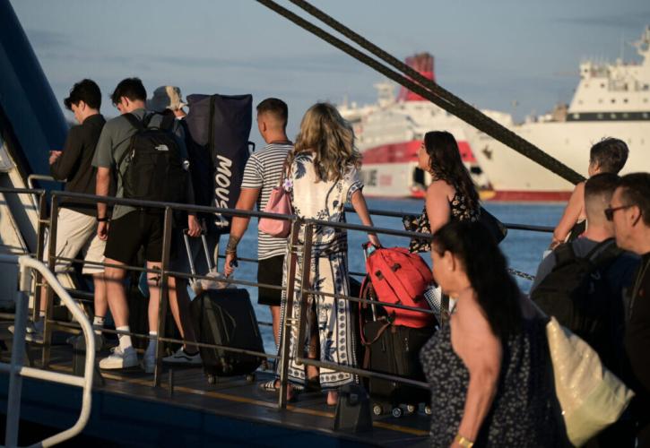 Κορυφώνεται η έξοδος των αδειούχων - Σχεδόν 51.000 αναχωρήσεις από τα λιμάνια της Αττικής
