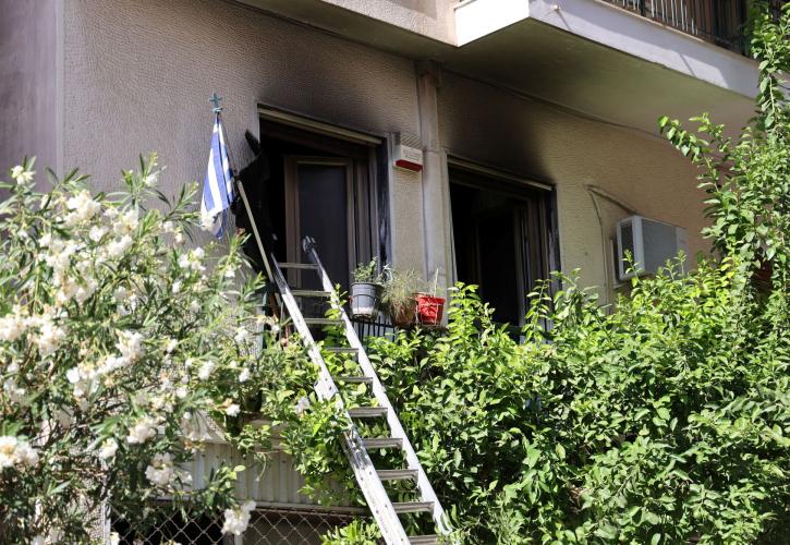 Νεκρή γυναίκα μετά τη φωτιά στα Πατήσια - Στο νοσοκομείο ο σύζυγός της