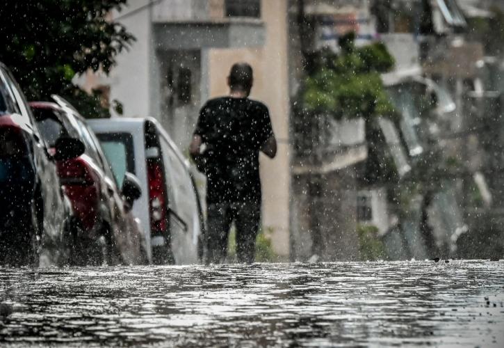Κακοκαιρία: Καταιγίδες, 59.000 κεραυνοί, χαμηλές θερμοκρασίες - «Πνίγηκαν» Εύβοια και Θεσσαλία