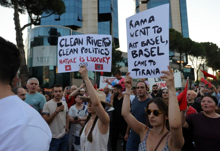 «Η Αλβανία δεν πωλείται»: Συνεχίζονται οι κινητοποιήσεις κατά της τουριστικής επένδυσης της οικογένειας Τραμπ