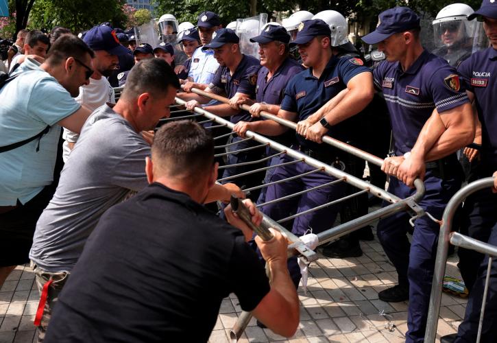 Αλβανία: Συγκρούσεις διαδηλωτών με την αστυνομία έξω από το κοινοβούλιο - Τουλάχιστον 4 τραυματίες