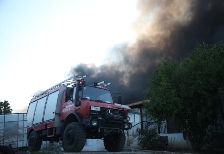 Ωραιόκαστρο: Συνεχίζεται η κατάσβεση της πυρκαγιάς - Εχει περιοριστεί στο εργοστάσιο ανακυκλώσιμων υλικών