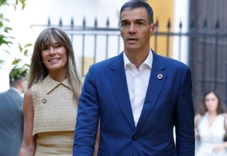 Ισπανία: Η σύζυγος του Πέδρο Σάντσεθ παραπέμπεται σε δίκη για διαφθορά - Αίρεται η απαγόρευση εξόδου από τη χώρα