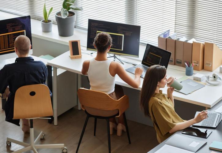 Η Gen Z σχεδιάζει την επαγγελματική της πορεία με ευέλικτη εργασία, AI και εναλλακτικά εισοδήματα