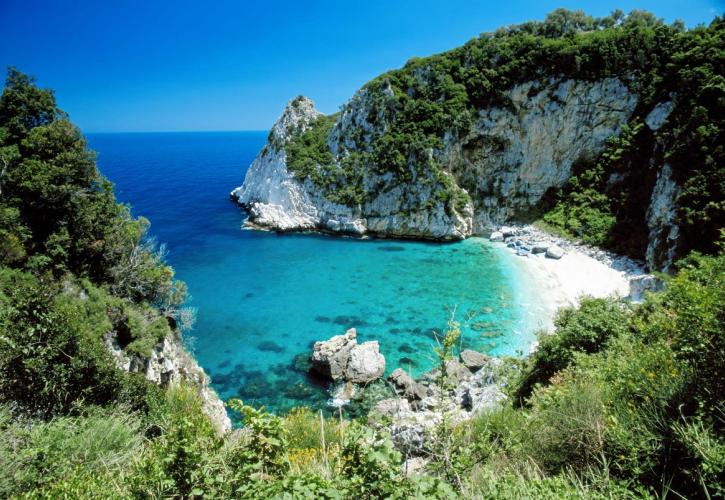 10 εντυπωσιακές παραλίες της Ελλάδας που μπορείτε να επισκεφτείτε οδικώς