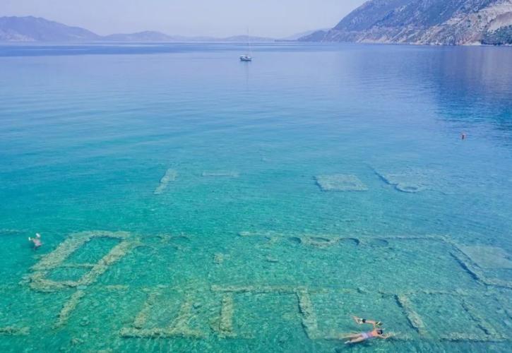 Η παραλία της Πελοποννήσου όπου θα κολυμπήσετε πάνω από μια βυθισμένη πόλη