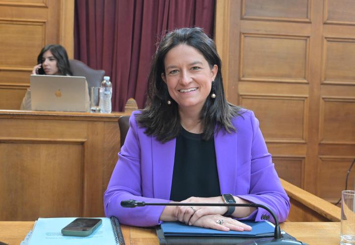 «Βέλη» Κεραμέως στην αντιπολίτευση για ισότητα αμοιβών ανδρών - γυναικών