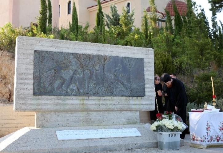 Σε κλίμα βαθιάς συγκίνησης οι εκδηλώσεις μνήμης για το Μάτι – Τρισάγιο, προσκλητήριο νεκρών και πορεία στο δρόμο της φωτιάς