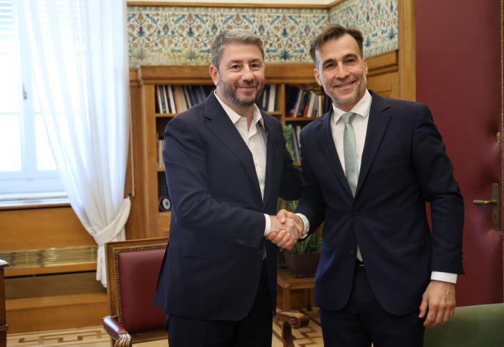 Επίσημα στο ΠΑΣΟΚ ο Χουρδάκης: Τον υποδέχθηκε ο Ανδρουλάκης - Με 34 βουλευτές η ΚΟ