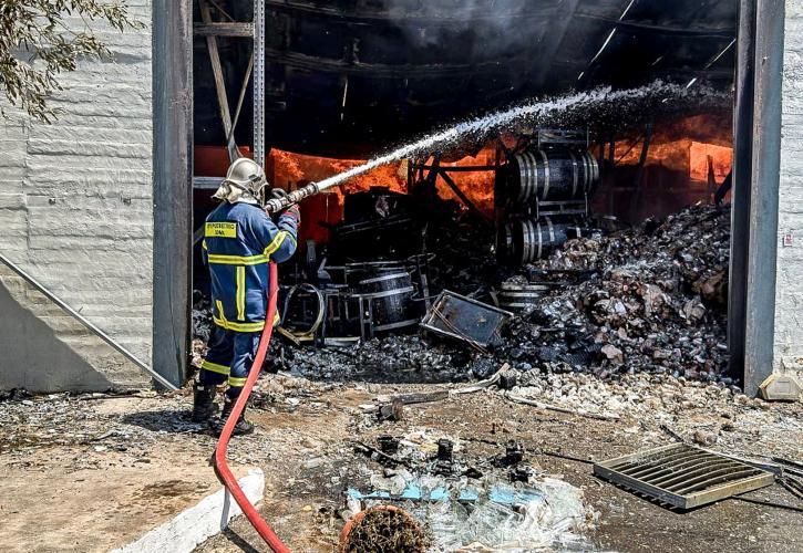 Καίγεται ολοσχερώς αποστακτήριο στο Ρέθυμνο - Επιχειρούν 21 πυροσβέστες