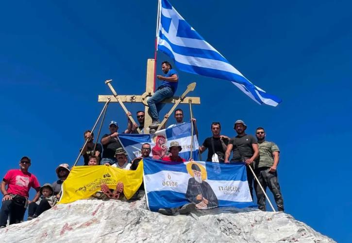 H ελληνική σημαία στα 2.033 μέτρα στο Άγιο Όρος για τη Μεταμόρφωση του Σωτήρος
