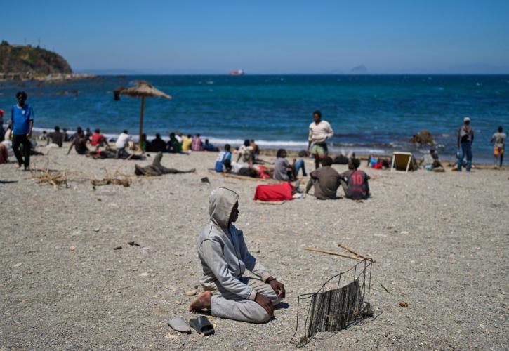 Ισπανία: Χιλιάδες μετανάστες παραμένουν στη Θέουτα