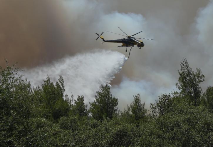 Συνεχίζεται η μάχη με τα πύρινα μέτωπα στη Δ. Αττική
