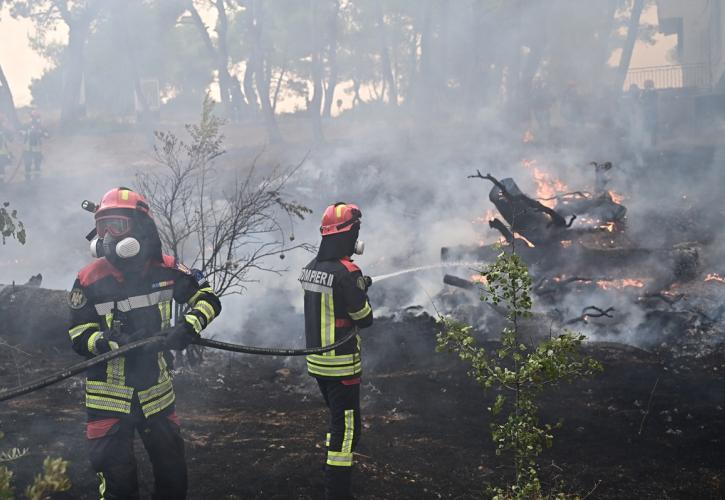 Μαίνεται η πυρκαγιά στη Δυτική Αττική - Πού εστιάζει η πυροσβεστική