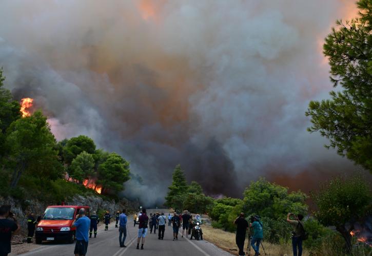 Στις φλόγες για 4η νύχτα η δυτική Αττική: Σε Ψάθα και ΒΙΠΕ Μεγάρων τα κύρια μέτωπα