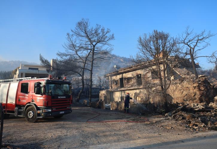 Φωτιά στη Σαλαμίνα: Διάσπαρτες εστίες χωρίς ενεργό μέτωπο αντιμετωπίζουν οι πυροσβεστικές δυνάμεις