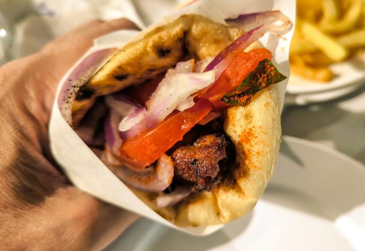 Κάθε πέρσι και φθηνότερο το σουβλάκι: Έως 6,5 ευρώ το τυλιχτό - Πόσο ανέβηκαν οι τιμές