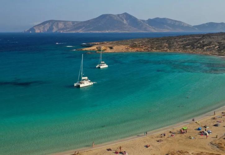 Οι καλύτερες παραλίες στις Μικρές Κυκλάδες για βουτιές σε τιρκουάζ νερά