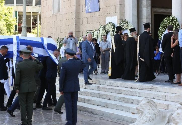 Το τελευταίο αντίο στον Γιάννη Βαρβιτσιώτη - Μητσοτάκης: Μας αφήνεις βαριά κληρονομιά
