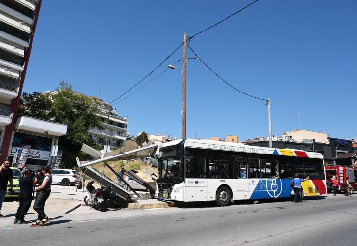 Θεσσαλονίκη: Λεωφορείο έπεσε σε στάση στη Νεάπολη - Τέσσερις τραυματίες
