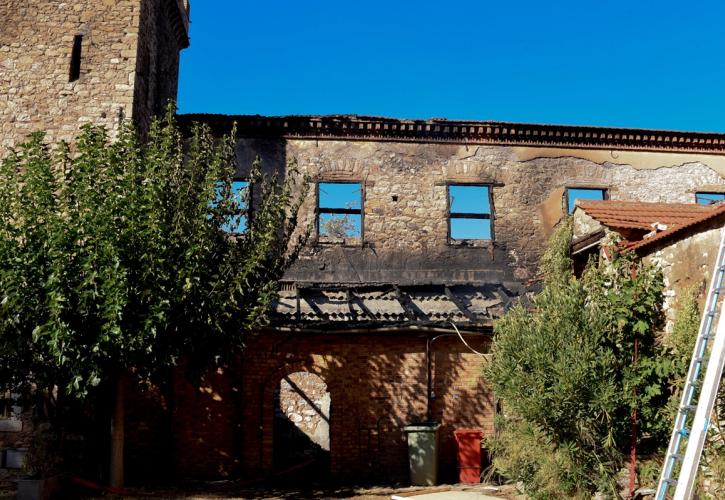 Πάτρα: Φωτιά κατέστρεψε πέτρινο διώροφο κτίριο του ιστορικού συγκροτήματος του οινοποιείου της Achaia Clauss