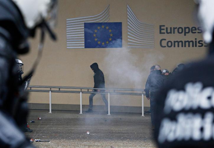 Πώς ο φόβος της ακροδεξιάς οδηγεί σε πολιτική στροφή τα κόμματα του δημοκρατικού τόξου