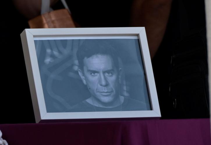 Πλήθος κόσμου για το ύστατο χαίρε στον Γιώργο Μαζωνάκη - «Ήταν ένα παιδί της Νίκαιας»