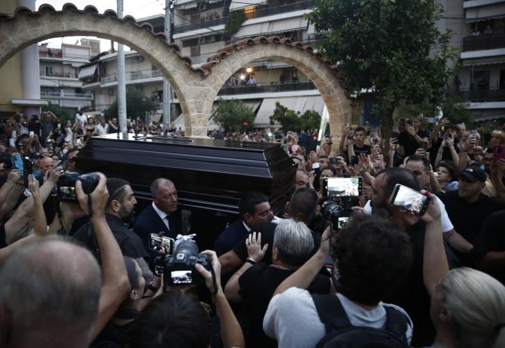 Ξεκίνησε με την άφιξη της σορού στον ΙΝ Αγίας Τριάδας η λαϊκή αγρύπνια για τον Γ. Μαζωνάκη