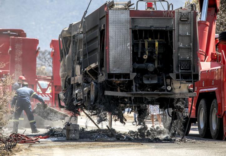 Μαίνεται η φωτιά στον Μύτικα Θήβας - Στη μάχη 80 πυροσβέστες και 20 εναέρια μέσα