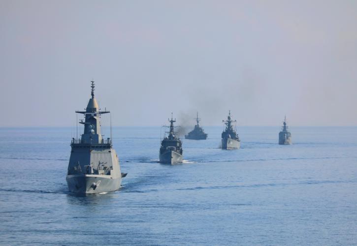 Δανία: Ρωσική φρεγάτα εκτόξευσε φωτοβολίδες προς στρατιωτικό ελικόπτερο – «Απαράδεκτη και ανεύθυνη ενέργεια»