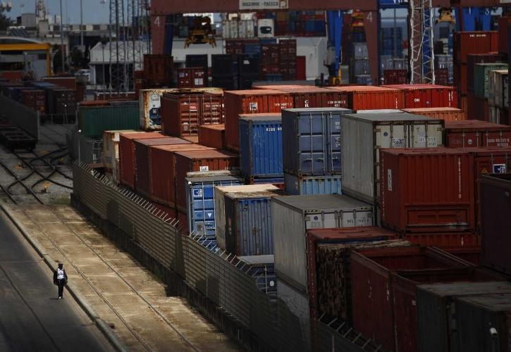 ΗΠΑ: Το εμπορικό έλλειμα μειώθηκε μαζί με την πτώση των εισαγωγών