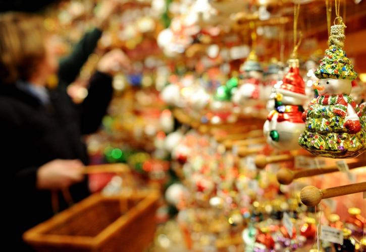 EY: Πιο προσεκτικοί οι καταναλωτές τα Χριστούγεννα λόγω ακρίβειας και φόβων για το μέλλον
