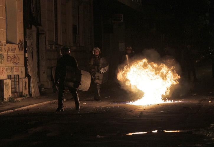 Άγνωστοι επιτέθηκαν με μολότοφ σε αστυνομικούς τα ξημερώματα στα Εξάρχεια