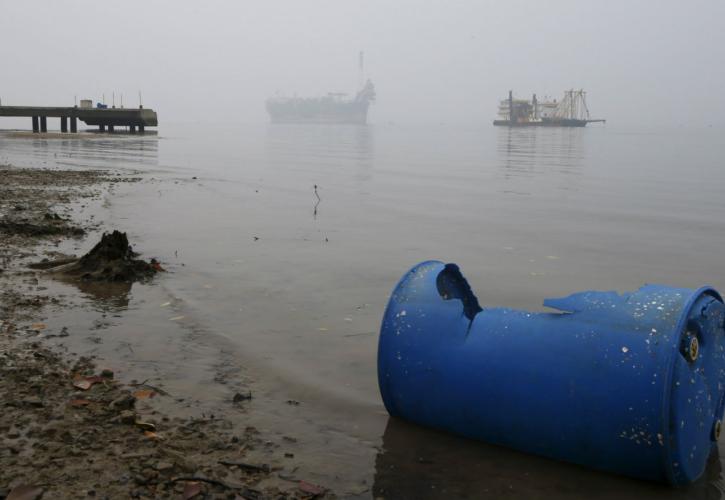 Πετρέλαιο: Σε χαμηλό 6,5 ετών «κατρακυλά» το αργό