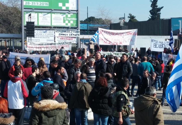 Αγρότες στη Θεσσαλονίκη: Δεν φεύγουν από τα μπλόκα, μετά την εξαγγελία των μέτρων - Σε αποκλεισμό προχωρούν στη Χαλκιδική