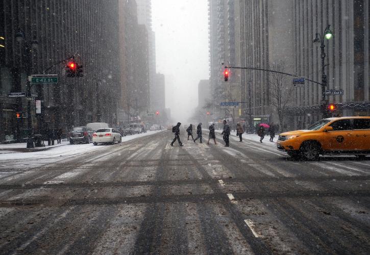 Ισχυρή χιονοθύελλα έχει παραλύσει τη Νέα Υόρκη
