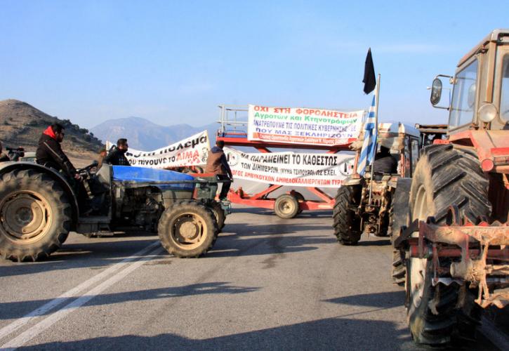 Λαμία: Για δύο ώρες απέκλεισαν οι αγρότες την εθνική οδό στην Αταλάντη