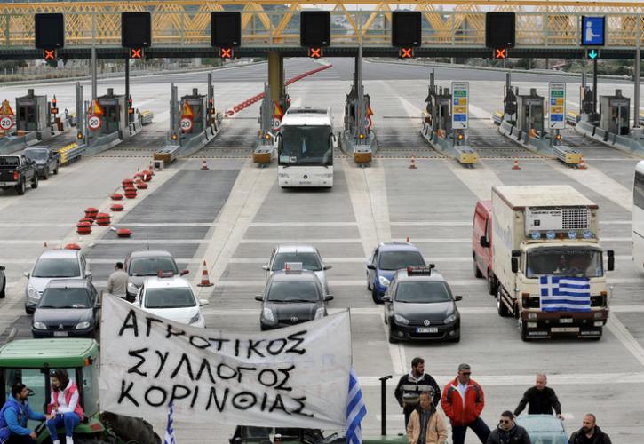 Ρόδος: Οι αγρότες απέκλεισαν τη ΔΟΥ    