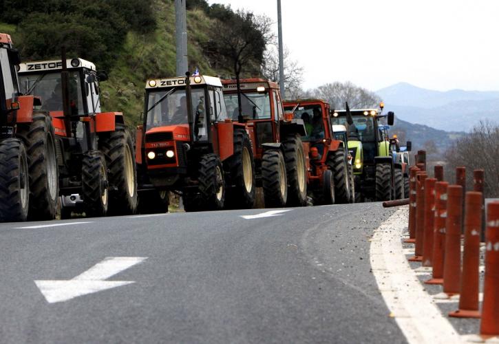 Κινητοποίηση αγροτών: Απέκλεισαν την παλαιά εθνική οδό Πατρών – Αθηνών