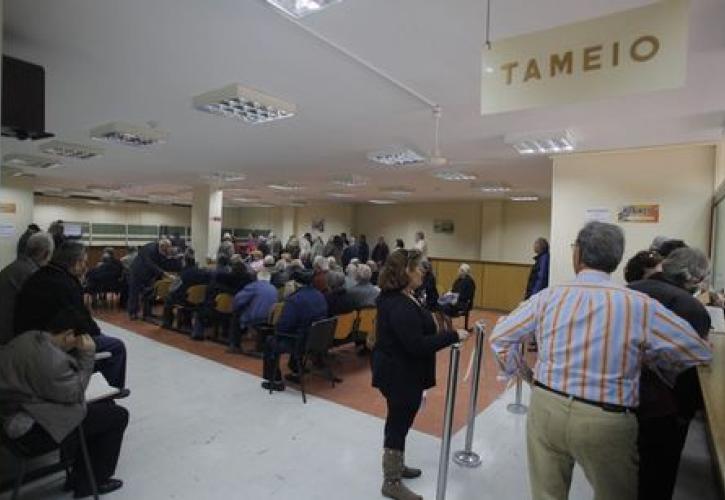 Στο στόχαστρο των δανειστών οι 330.000 εκκρεμείς συντάξεις