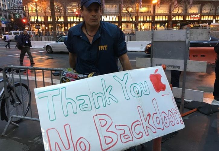 Λόλα, δάγκωσε ένα μήλο