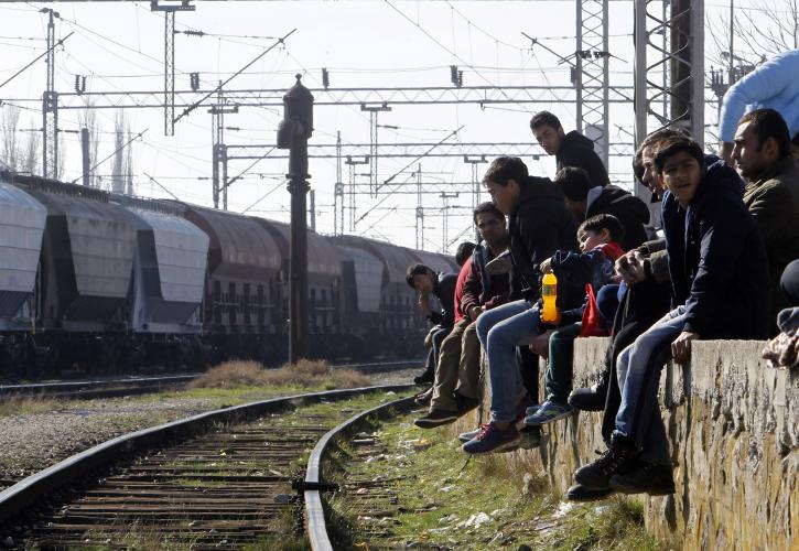 Ειδομένη: Παραμένουν οι πρόσφυγες στη σιδηροδρομική γραμμή
