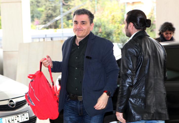 Ανοίγουν όλα τα «καυτά» θέματα κυβέρνηση και θεσμοί