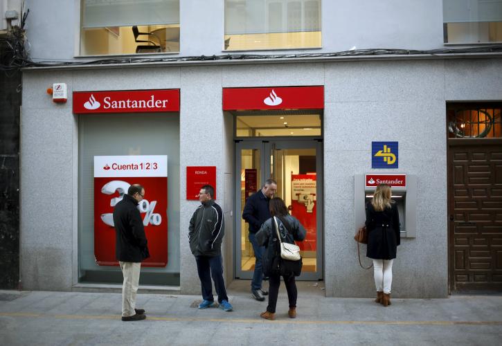 Εκατοντάδες λουκέτα ετοιμάζει η ισπανική τράπεζα Santander