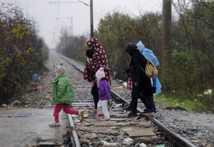 Συρμάτινο φράχτη υψώνει η ΠΓΔΜ στην Ειδομένη